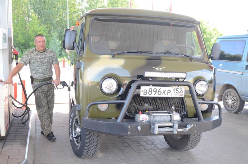 Ein UAZ in Topzustand. Diese Fahrzeuge sind überall im Osten anzutreffen. Unglaublich robust und geländegängig und offensichtlich gut zu reparieren: <br />
https://de.wikipedia.org/wiki/Uljanowski_Awtomobilny_Sawod<br />[+56.068983 +40.155200]