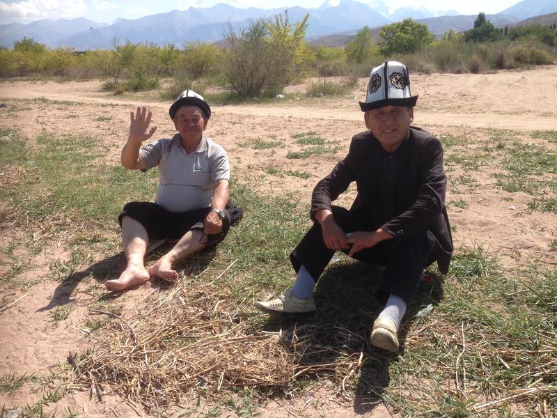 Diese traditionellen Hüte tragen viele Männer<br />[+42.155481 +77.496672]